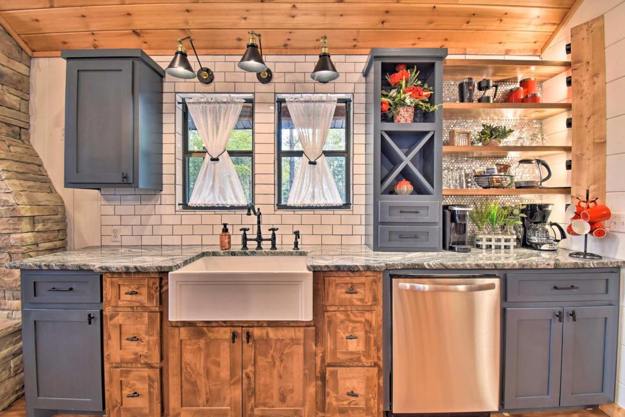 Modern Broken Bow Cabin Large Deck, Bbq And Pergola Exterior photo