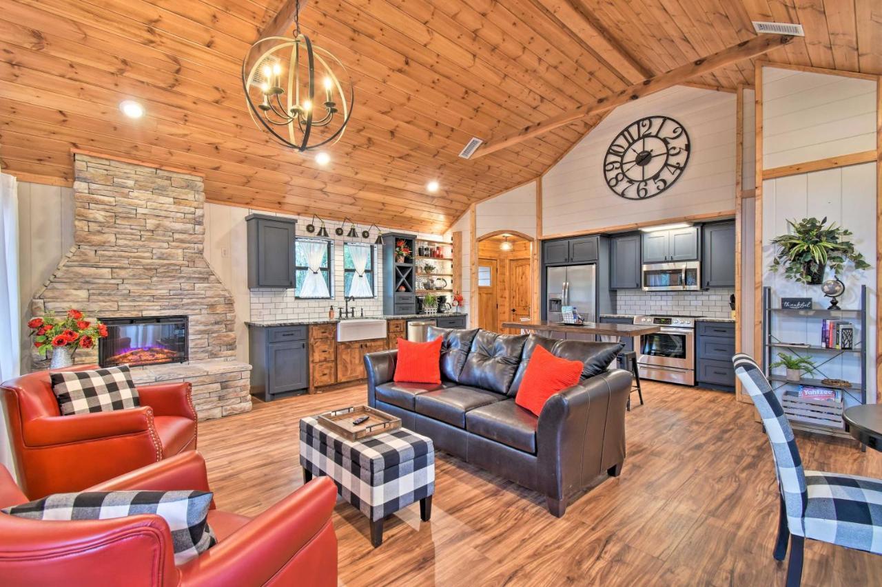 Modern Broken Bow Cabin Large Deck, Bbq And Pergola Exterior photo