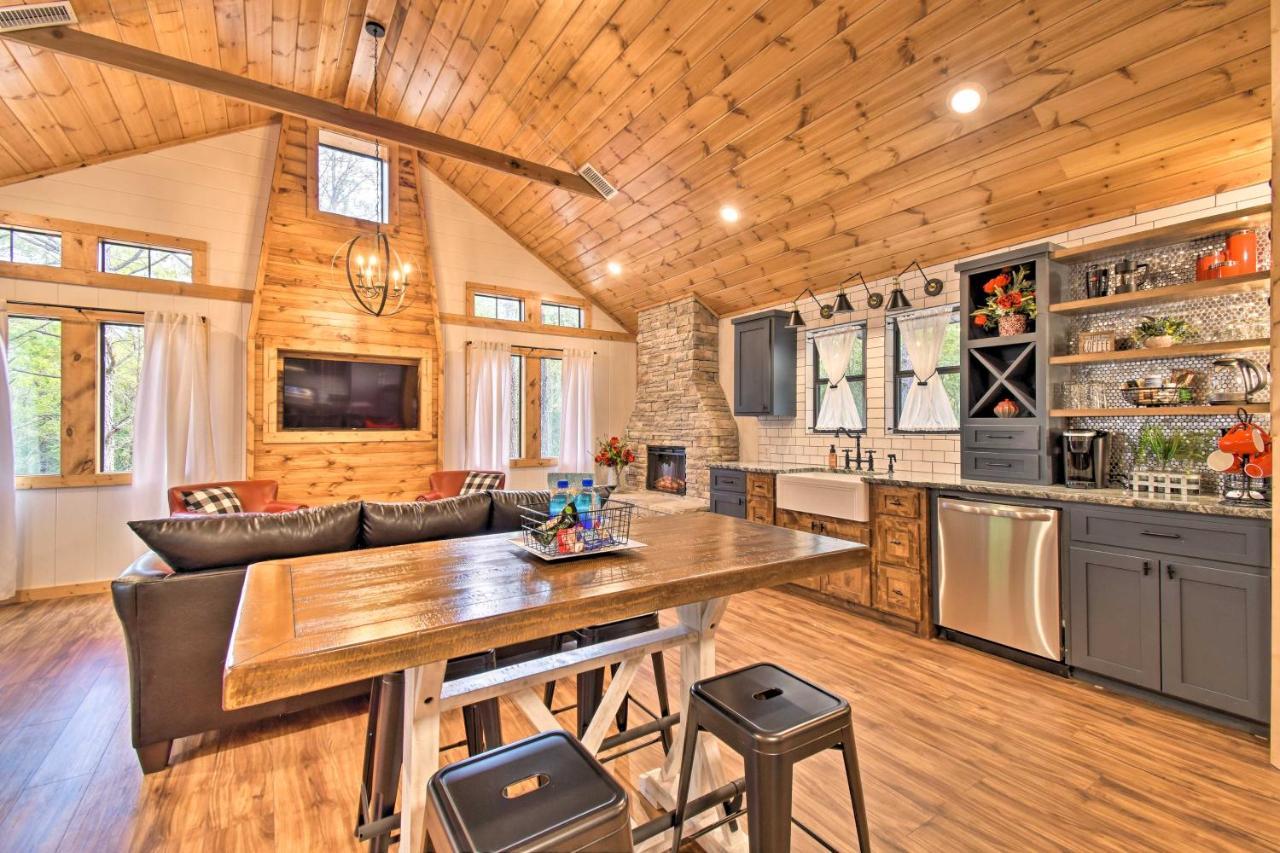 Modern Broken Bow Cabin Large Deck, Bbq And Pergola Exterior photo