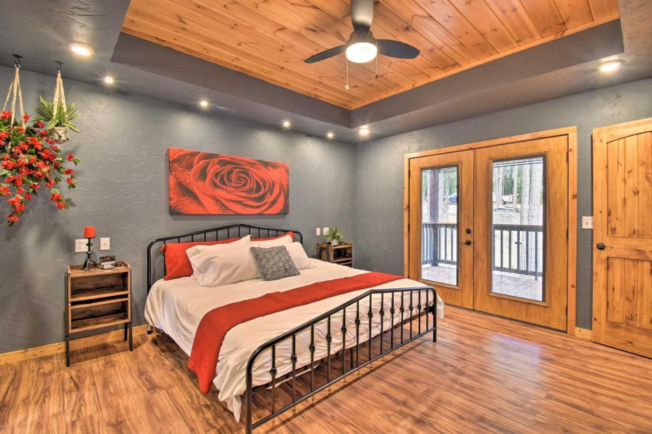 Modern Broken Bow Cabin Large Deck, Bbq And Pergola Exterior photo