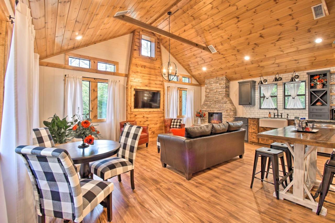 Modern Broken Bow Cabin Large Deck, Bbq And Pergola Exterior photo