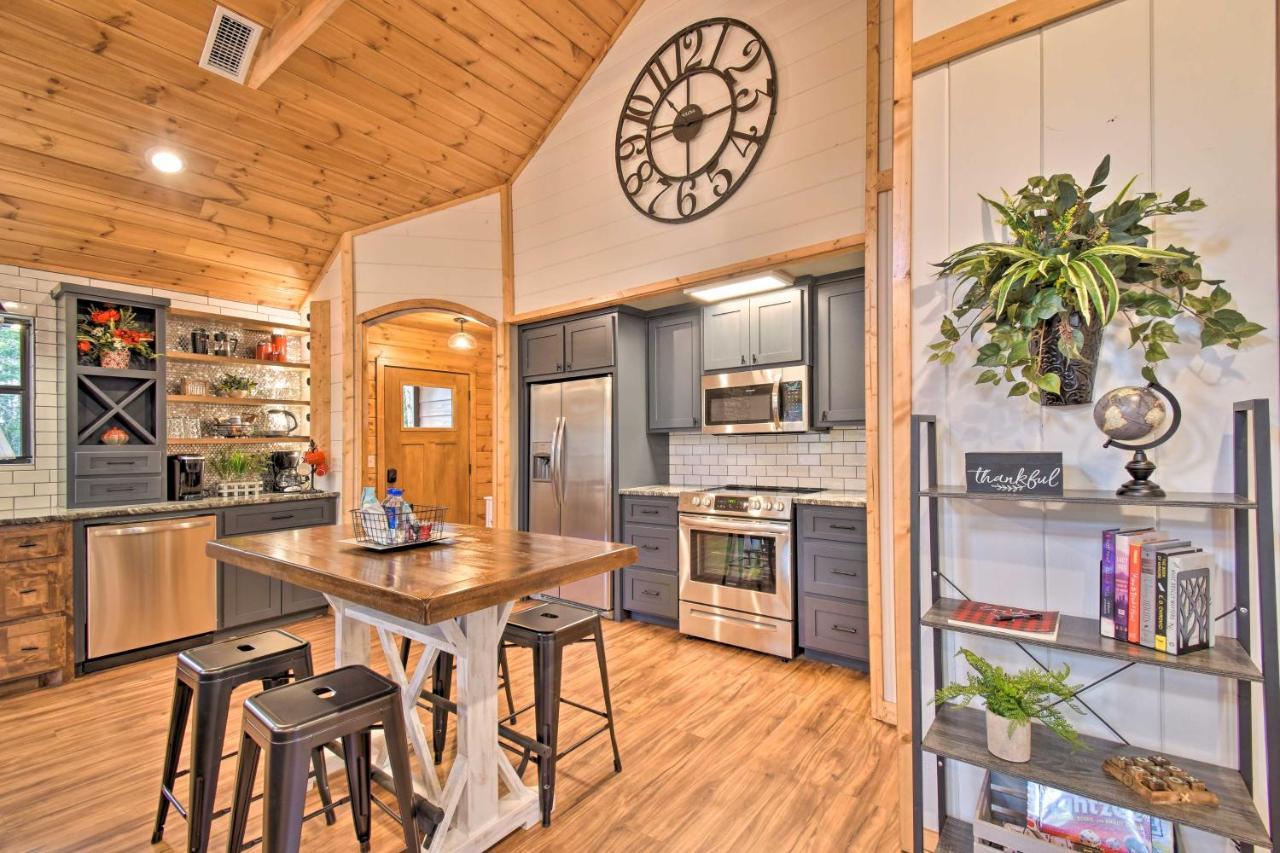 Modern Broken Bow Cabin Large Deck, Bbq And Pergola Exterior photo