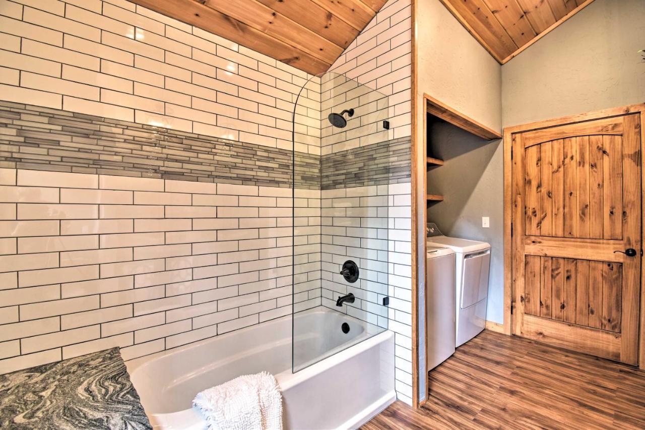 Modern Broken Bow Cabin Large Deck, Bbq And Pergola Exterior photo