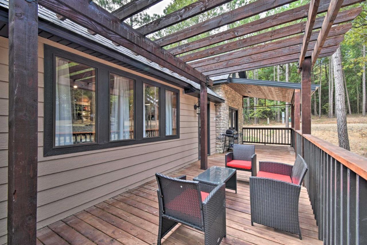 Modern Broken Bow Cabin Large Deck, Bbq And Pergola Exterior photo