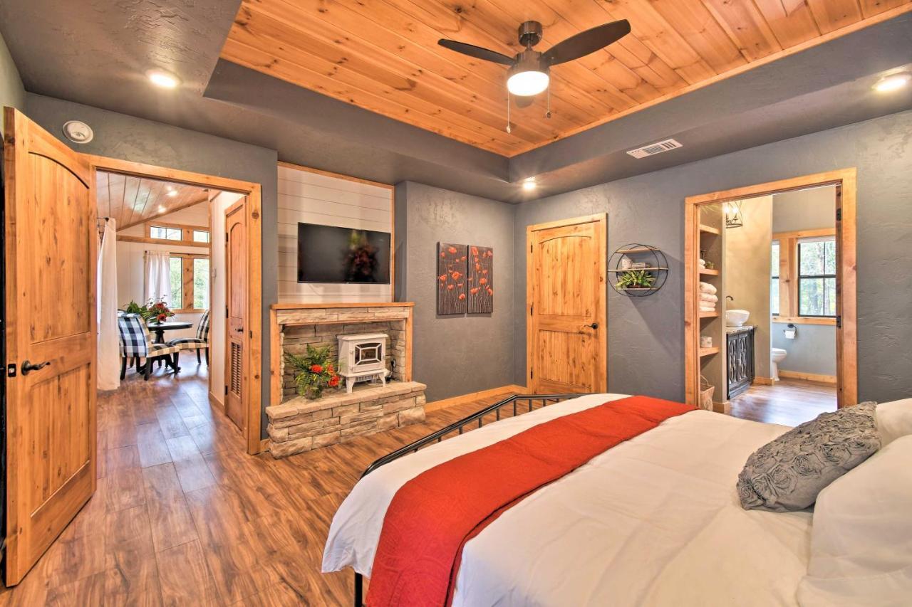 Modern Broken Bow Cabin Large Deck, Bbq And Pergola Exterior photo