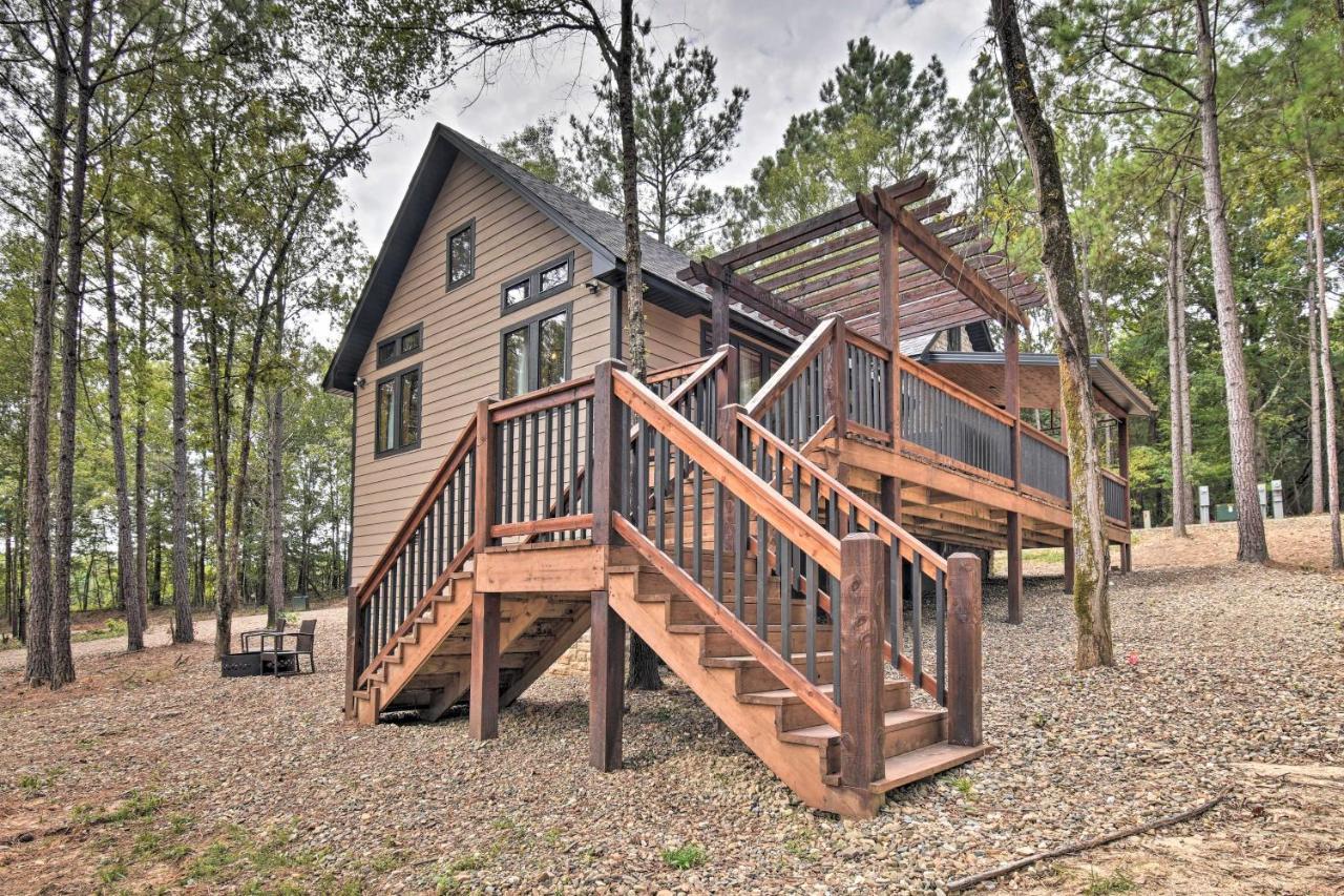 Modern Broken Bow Cabin Large Deck, Bbq And Pergola Exterior photo